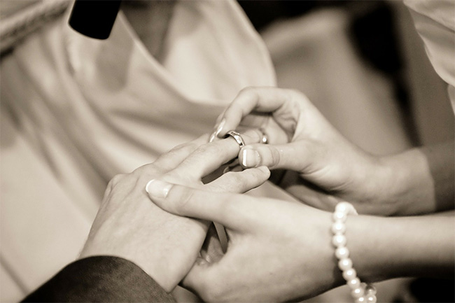 Foto che ritrae le mani di due sposi durante il matrimonio
