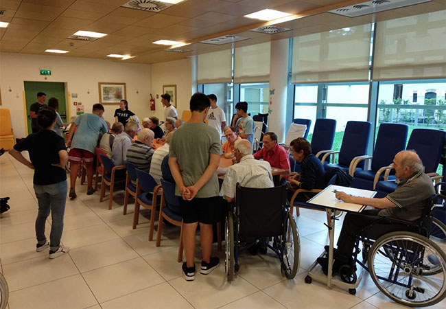 Foto nel quale si vedono in azione gli aiuto animatori del Gr.Est 2018 della parrocchia di Salgareda