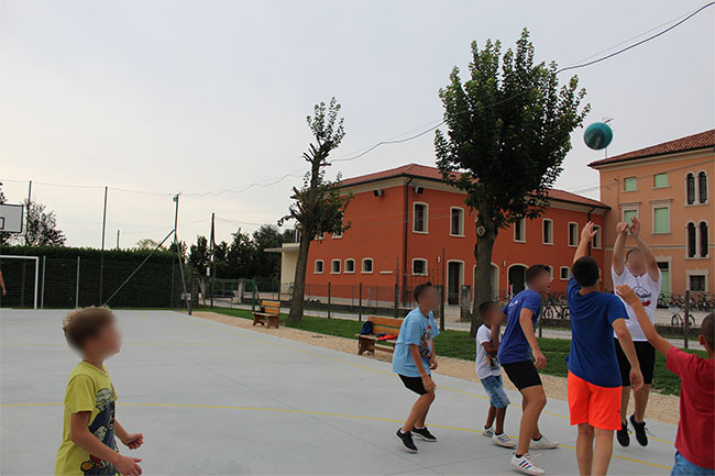 Foto di una partita a basket durante il Gr.Est 2018 nella parrocchia di Salgareda