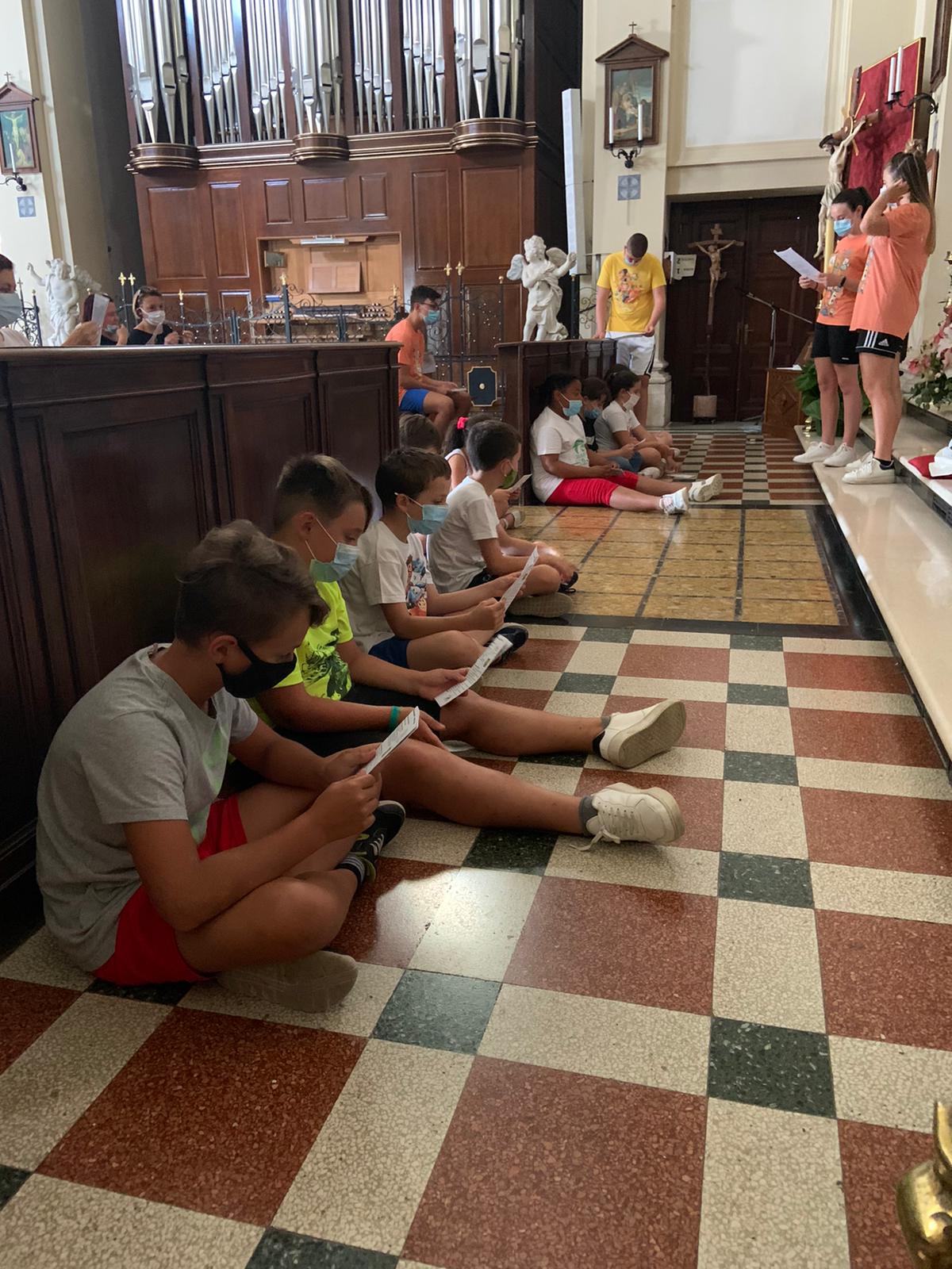 Foto della prima giornata di "E...state in Oratorio" in chiesa a Salgareda con i bambini e gli animatori