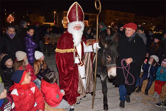 Foto dell'arrivo di San Nicola con il suo asinello nel piazzale della chiesa di Salgareda accolto calorosamente dai numerosi bambini presenti