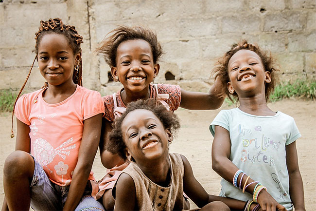 Foto di un gruppo di bambine africane che sorridono felici