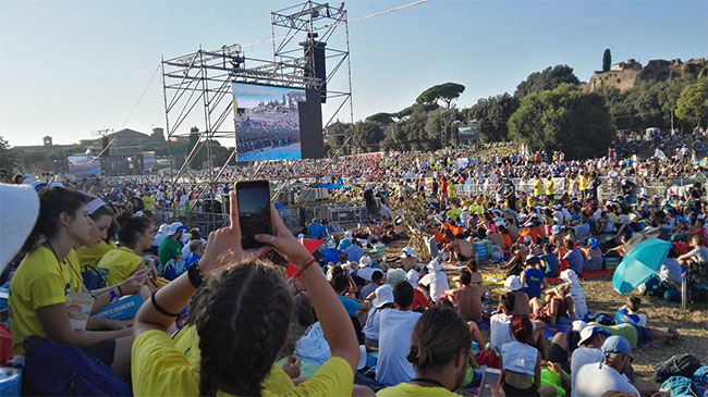 Foto della folla di giovani del Sinodo dei Vescovi sui Giovani 2018 alla quale erano presenti anche i nostri ragazzi della parrocchia di Salgareda