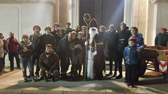 Foto di gruppo con San Nicolò con un gruppo di persone della comunità parrocchiale di Salgareda davanti alla chiesa
