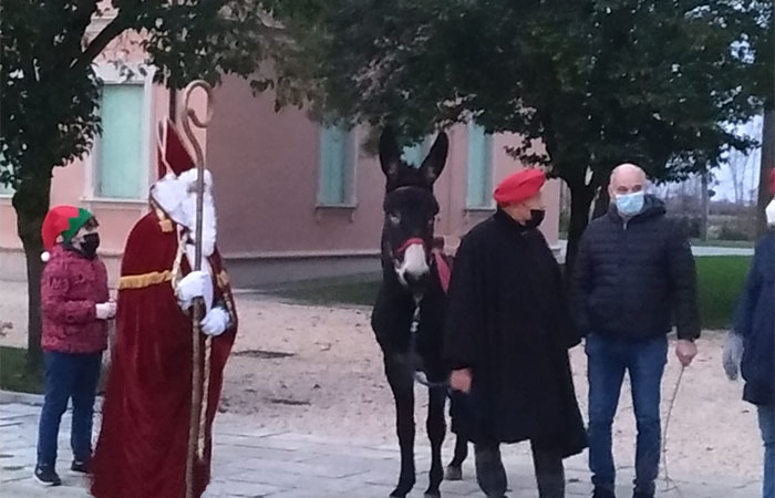San Nicolò, assieme ai suoi aiutanti e alla sua fidata asinella "Martina", mentre incontra i bambini della parrocchia di Salgareda.