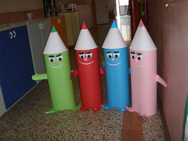 Foto di matite giganti che si trovano nella scuola d'infanzia A. M. Croce della parrocchia di Salgareda